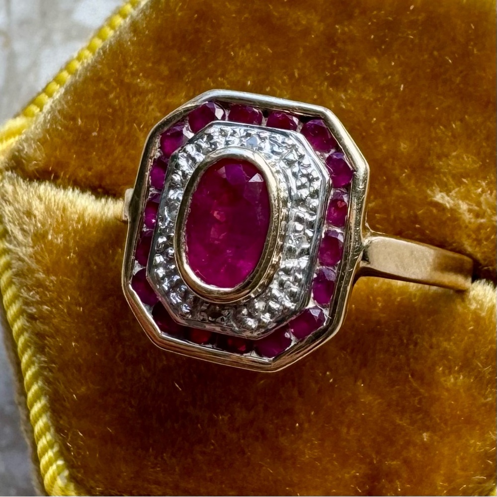 Vintage Gold and Red Gemstone Ring